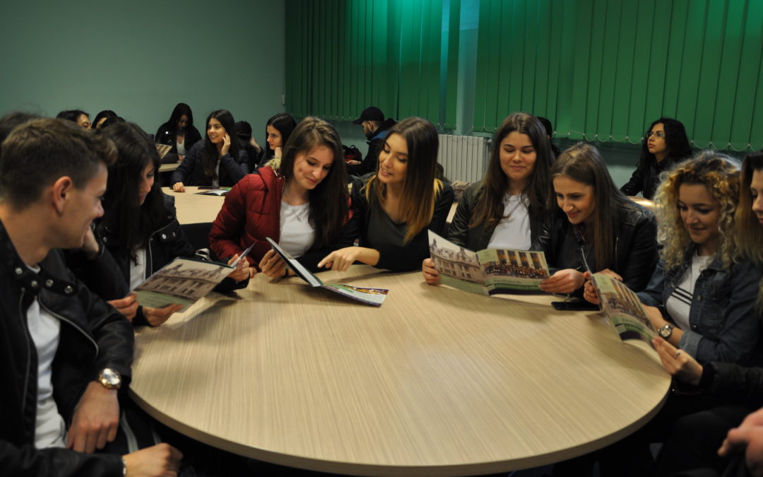 Studenții Universității din București propun soluții pentru îmbunătățirea societății românești, în cadrul campaniei pentru viitorul României „25 de ani în România”